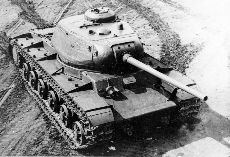 Танк КВ-85 — советский тяжелый танк периода Великой Отечественной войны. Архив Центрального музея Вооруженных сил СССР Танк КВ-85 — советский тяжелый танк периода Великой Отечественной войны. Архив Центрального музея Вооруженных сил СССР