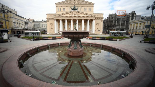 Неработающий фонтан перед Государственным академическим Большим театром (ГАБТ) на Театральной площади. Запуск фонтанов в Москве отложили из-за коронавируса Неработающий фонтан перед Государственным академическим Большим театром (ГАБТ) на Театральной площади. Запуск фонтанов в Москве отложили из-за коронавируса