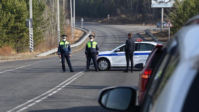 Сотрудники дорожно-патрульной службы ГИБДД на блокпосту при въезде на городское кладбище города Читы Сотрудники дорожно-патрульной службы ГИБДД на блокпосту при въезде на городское кладбище города Читы