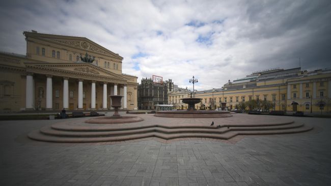 Неработающий фонтан перед Государственным академическим Большим театром (ГАБТ) на Театральной площади. Запуск фонтанов в Москве отложили из-за коронавируса Неработающий фонтан перед Государственным академическим Большим театром (ГАБТ) на Театральной площади. Запуск фонтанов в Москве отложили из-за коронавируса