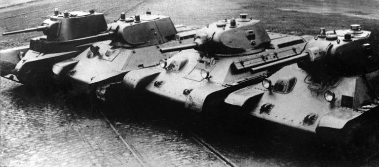 Довоенные танки производства завода № 183. Слева направо: А-8 (БТ-7М), А-20, Т-34 образца 1940 года с пушкой Л-11, Т-34 образца 1941 года с пушкой Ф-34 Довоенные танки производства завода № 183. Слева направо: А-8 (БТ-7М), А-20, Т-34 образца 1940 года с пушкой Л-11, Т-34 образца 1941 года с пушкой Ф-34