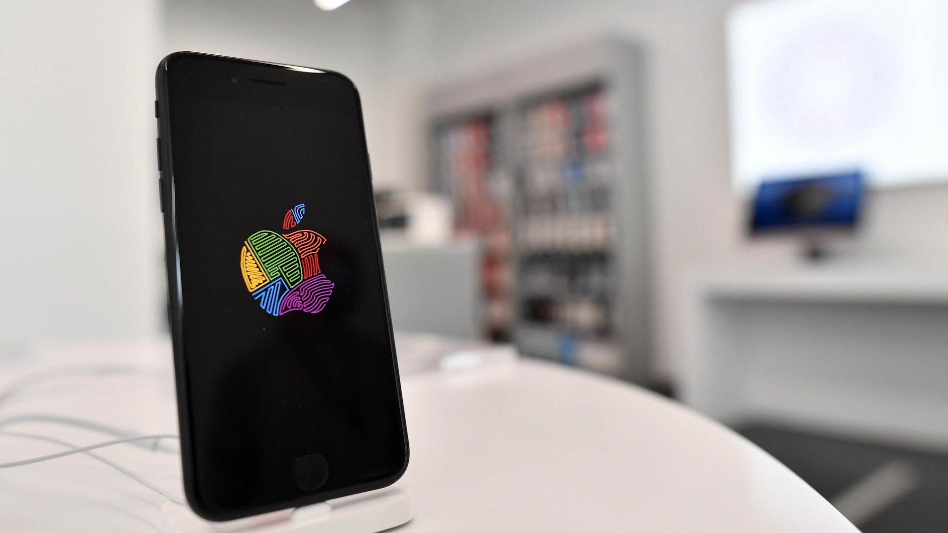 Новый смартфон компании Apple iPhone SE 2020 в магазине Новый смартфон компании Apple iPhone SE 2020 в магазине - РИА Новости, 1920, 02.04.2021