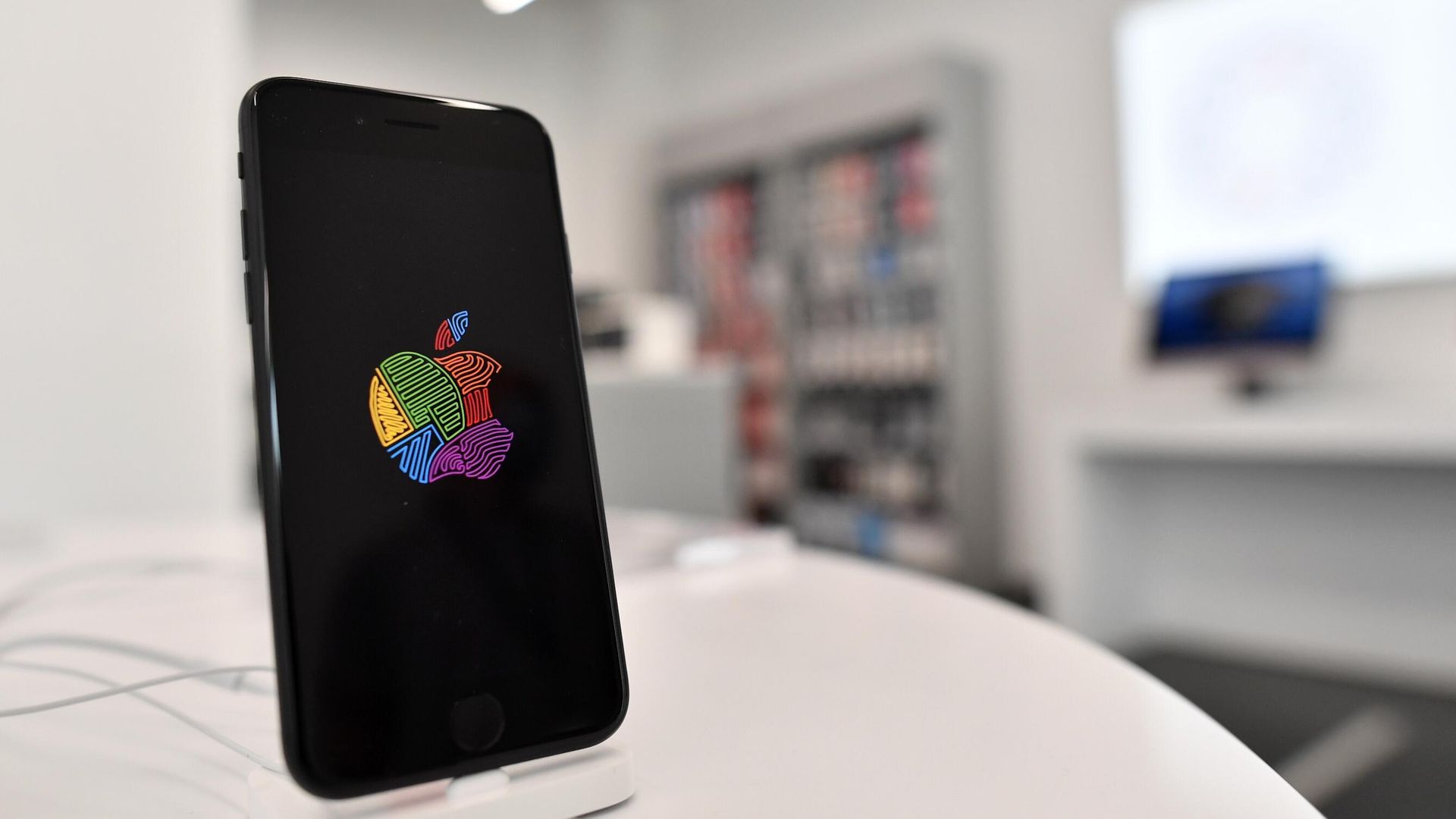 Новый смартфон компании Apple iPhone SE 2020 в магазине Новый смартфон компании Apple iPhone SE 2020 в магазине - РИА Новости, 1920, 02.04.2021