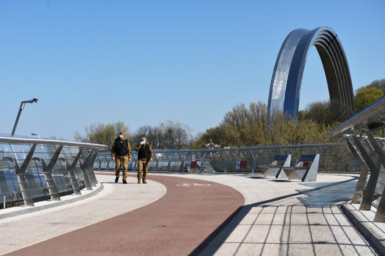 Муниципальный патруль на пешеходном мосту в Киеве