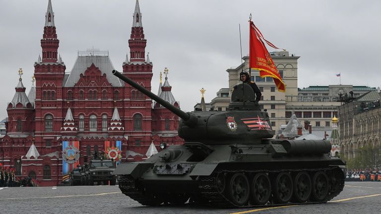 Средний танк Т-34-85 на военном параде, посвященном 72-й годовщине Победы в Великой Отечественной войне 1941-1945 годов Средний танк Т-34-85 на военном параде, посвященном 72-й годовщине Победы в Великой Отечественной войне 1941-1945 годов