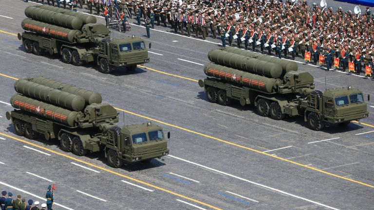 Зенитный ракетный комплекс С-400 Триумф во время военного парада в ознаменование 70-летия Победы в Великой Отечественной войне 1941-1945 годов Зенитный ракетный комплекс С-400 Триумф во время военного парада в ознаменование 70-летия Победы в Великой Отечественной войне 1941-1945 годов