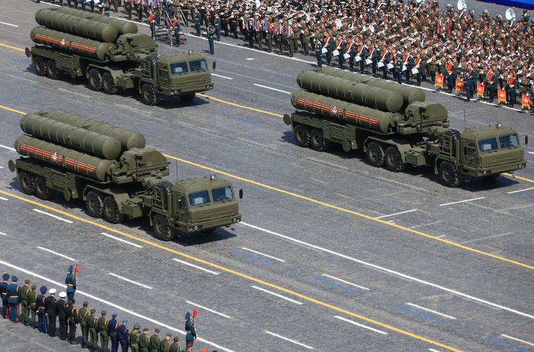 Зенитный ракетный комплекс С-400 Триумф во время военного парада в ознаменование 70-летия Победы в Великой Отечественной войне 1941-1945 годов Зенитный ракетный комплекс С-400 Триумф во время военного парада в ознаменование 70-летия Победы в Великой Отечественной войне 1941-1945 годов