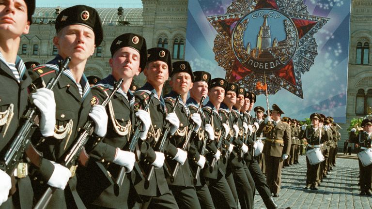 Морская пехота участвует в военном параде на Красной площади, посвященном 57-й годовщине Победы в Великой Отечественной войне 1941-1945 гг. Морская пехота участвует в военном параде на Красной площади, посвященном 57-й годовщине Победы в Великой Отечественной войне 1941-1945 гг.