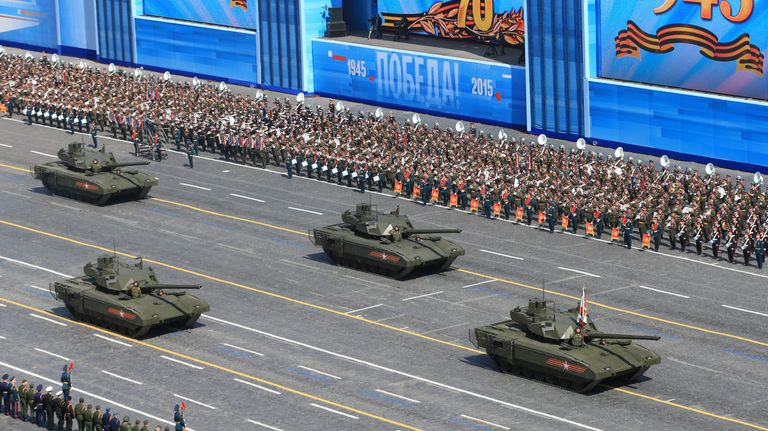 Танк Т-14 на гусеничной платформе Армата во время военного парада в ознаменование 70-летия Победы в Великой Отечественной войне 1941-1945 годов Танк Т-14 на гусеничной платформе Армата во время военного парада в ознаменование 70-летия Победы в Великой Отечественной войне 1941-1945 годов