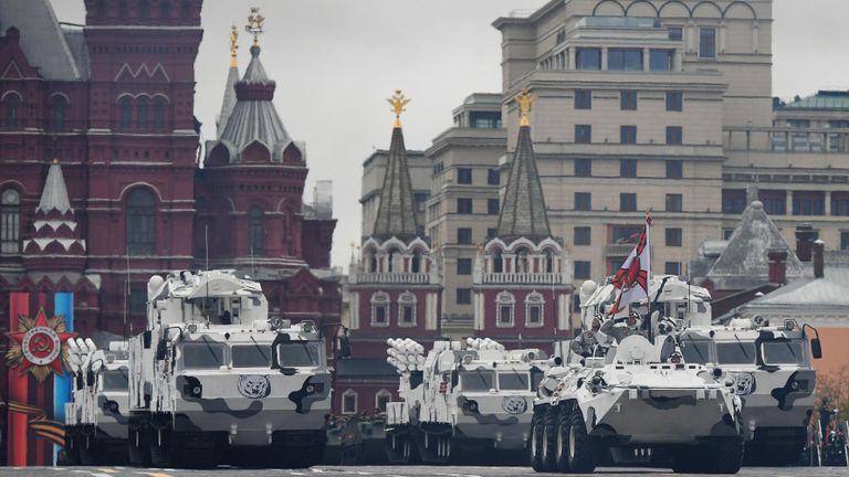 Зенитно-ракетный комплекс Тор М2 и зенитный ракетно-пушечный комплекс Панцирь-СА на базе вездехода ДТ-30 на военном параде на Красной площади, посвященном 72-й годовщине Победы в Великой Отечественной войне 1941-1945 годов Зенитно-ракетный комплекс Тор М2 и зенитный ракетно-пушечный комплекс Панцирь-СА на базе вездехода ДТ-30 на военном параде на Красной площади, посвященном 72-й годовщине Победы в Великой Отечественной войне 1941-1945 годов