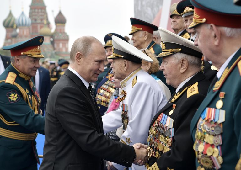 9 мая 2019. Президент РФ - верховный главнокомандующий вооружёнными силами РФ Владимир Путин после окончания военного парада в ознаменование 74-й годовщины Победы в Великой Отечественной войне 1941–1945 годов на Красной площади в Москве. Слева - министр обороны РФ Сергей Шойгу 9 мая 2019. Президент РФ - верховный главнокомандующий вооружёнными силами РФ Владимир Путин после окончания военного парада в ознаменование 74-й годовщины Победы в Великой Отечественной войне 1941–1945 годов на Красной площади в Москве. Слева - министр обороны РФ Сергей Шойгу