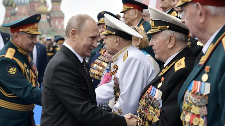 9 мая 2019. Президент РФ - верховный главнокомандующий вооружёнными силами РФ Владимир Путин после окончания военного парада в ознаменование 74-й годовщины Победы в Великой Отечественной войне 1941–1945 годов на Красной площади в Москве. Слева - министр обороны РФ Сергей Шойгу 9 мая 2019. Президент РФ - верховный главнокомандующий вооружёнными силами РФ Владимир Путин после окончания военного парада в ознаменование 74-й годовщины Победы в Великой Отечественной войне 1941–1945 годов на Красной площади в Москве. Слева - министр обороны РФ Сергей Шойгу