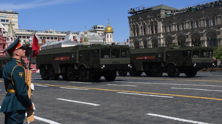 Оперативно-тактический ракетный комплекс (ОТРК) Искандер-М на военном параде, посвященном 73-й годовщине Победы в Великой Отечественной войне 1941-1945 годов Оперативно-тактический ракетный комплекс (ОТРК) Искандер-М на военном параде, посвященном 73-й годовщине Победы в Великой Отечественной войне 1941-1945 годов