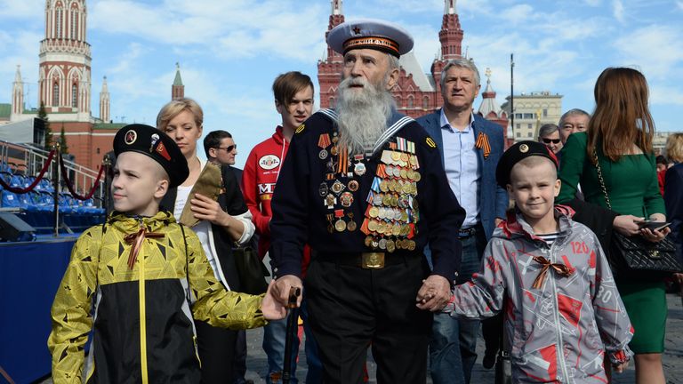 Ветеран с детьми перед началом военного парада в ознаменование 70-летия Победы в Великой Отечественной войне 1941-1945 годов Ветеран с детьми перед началом военного парада в ознаменование 70-летия Победы в Великой Отечественной войне 1941-1945 годов