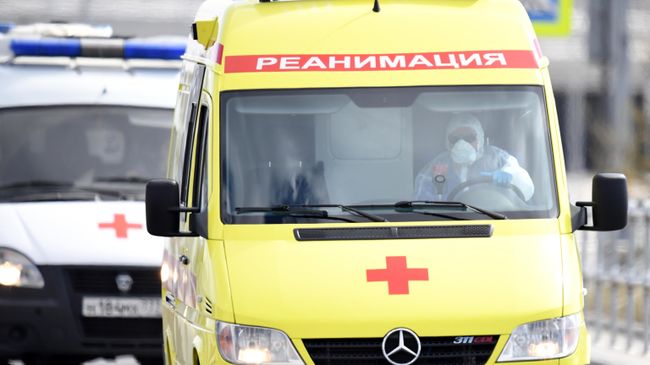 Машина скорой медицинской помощи возле карантинного центра в Коммунарке Машина скорой медицинской помощи возле карантинного центра в Коммунарке