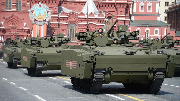 Боевая машина пехоты (БМП) на гусеничной платформе Курганец-25 во время военного парада в ознаменование 70-летия Победы в Великой Отечественной войне 1941-1945 годов Боевая машина пехоты (БМП) на гусеничной платформе Курганец-25 во время военного парада в ознаменование 70-летия Победы в Великой Отечественной войне 1941-1945 годов