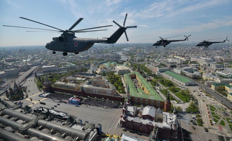Тяжелый транспортный вертолёт Ми-26, многоцелевые вертолёты Ми-8 во время военного парада в ознаменование 70-летия Победы в Великой Отечественной войне 1941-1945 годов Тяжелый транспортный вертолёт Ми-26, многоцелевые вертолёты Ми-8 во время военного парада в ознаменование 70-летия Победы в Великой Отечественной войне 1941-1945 годов
