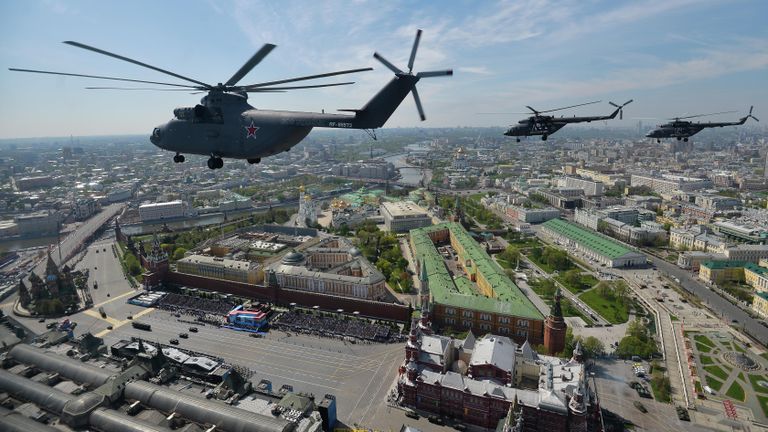 Тяжелый транспортный вертолёт Ми-26, многоцелевые вертолёты Ми-8 во время военного парада в ознаменование 70-летия Победы в Великой Отечественной войне 1941-1945 годов Тяжелый транспортный вертолёт Ми-26, многоцелевые вертолёты Ми-8 во время военного парада в ознаменование 70-летия Победы в Великой Отечественной войне 1941-1945 годов