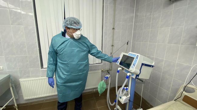 Губернатор Нижегородской области Глеб Никитин во время осмотра новых специализированных медицинских кроватей, поставленных для Борской ЦРБ международной компанией Intel Губернатор Нижегородской области Глеб Никитин во время осмотра новых специализированных медицинских кроватей, поставленных для Борской ЦРБ международной компанией Intel