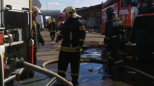 Сотрудники МЧС во время тушения пожара Сотрудники МЧС во время тушения пожара