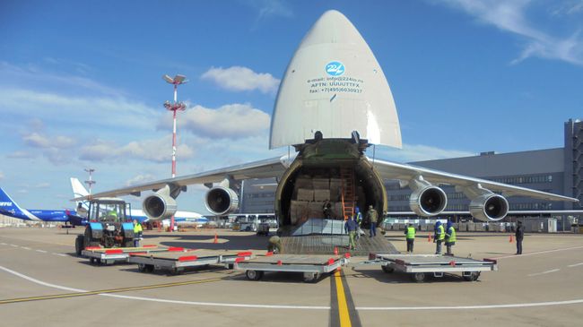 Самолет Ан-124 Руслан военно-транспортной авиации ВКС России доставил из Китая в Москву защитные костюмы для медиков Самолет Ан-124 Руслан военно-транспортной авиации ВКС России доставил из Китая в Москву защитные костюмы для медиков