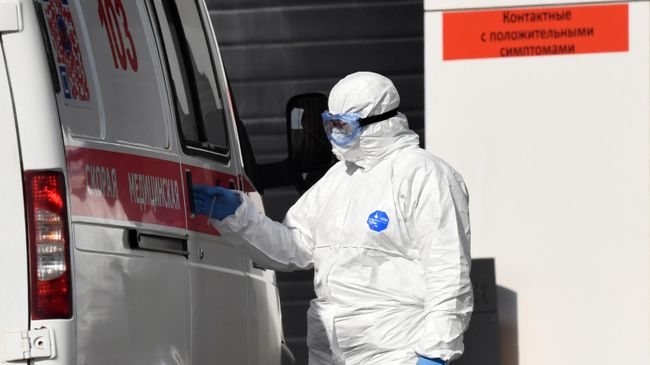 Медицинский работник на территории карантинного центра в Коммунарке Медицинский работник на территории карантинного центра в Коммунарке