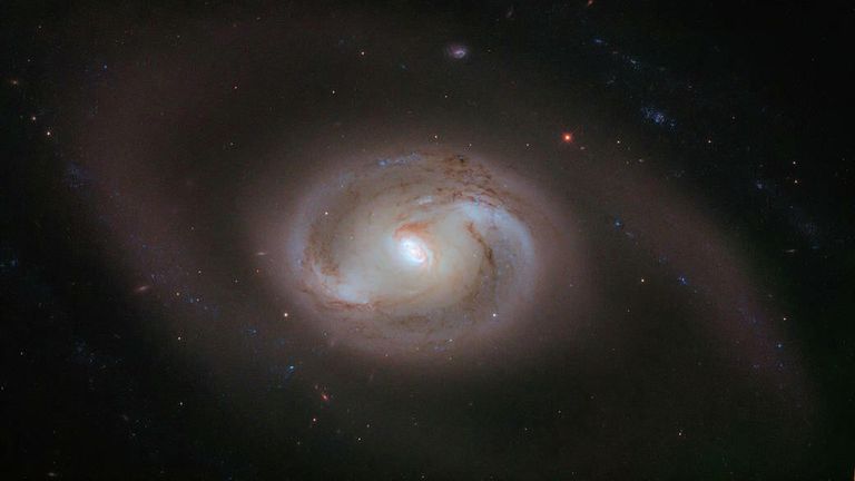 NGC 2273  — спиральная галактика с перемычкой в созвездии Рысь