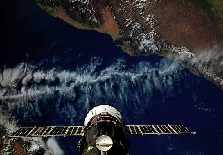 Грузовой корабль Прогресс МС-13 пристыкованный к Международной космической станции пролетает над Йеменом