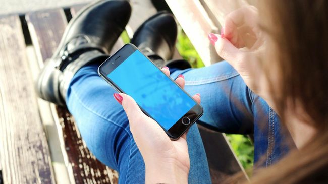 Девушка со смартфоном Девушка со смартфоном