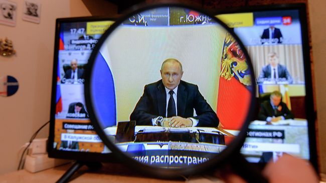 Трансляция совещания президента РФ Владимира Путина с главами регионов по борьбе с распространением коронавируса в России на экране телевизора Трансляция совещания президента РФ Владимира Путина с главами регионов по борьбе с распространением коронавируса в России на экране телевизора