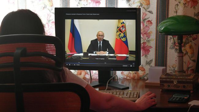 Трансляция совещания президента РФ Владимира Путина с главами регионов по борьбе с распространением коронавируса в России на экране компьютера Трансляция совещания президента РФ Владимира Путина с главами регионов по борьбе с распространением коронавируса в России на экране компьютера