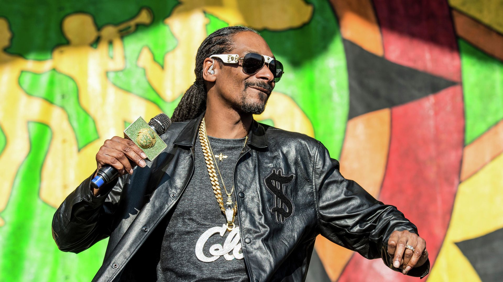 Американский рэпер Snoop Dogg на фестивале джаза и наследия в Новом Орлеане Американский рэпер Snoop Dogg на фестивале джаза и наследия в Новом Орлеане - РИА Новости, 1920, 14.11.2024