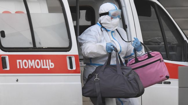 Медицинский работник на территории карантинного центра в Коммунарке Медицинский работник на территории карантинного центра в Коммунарке