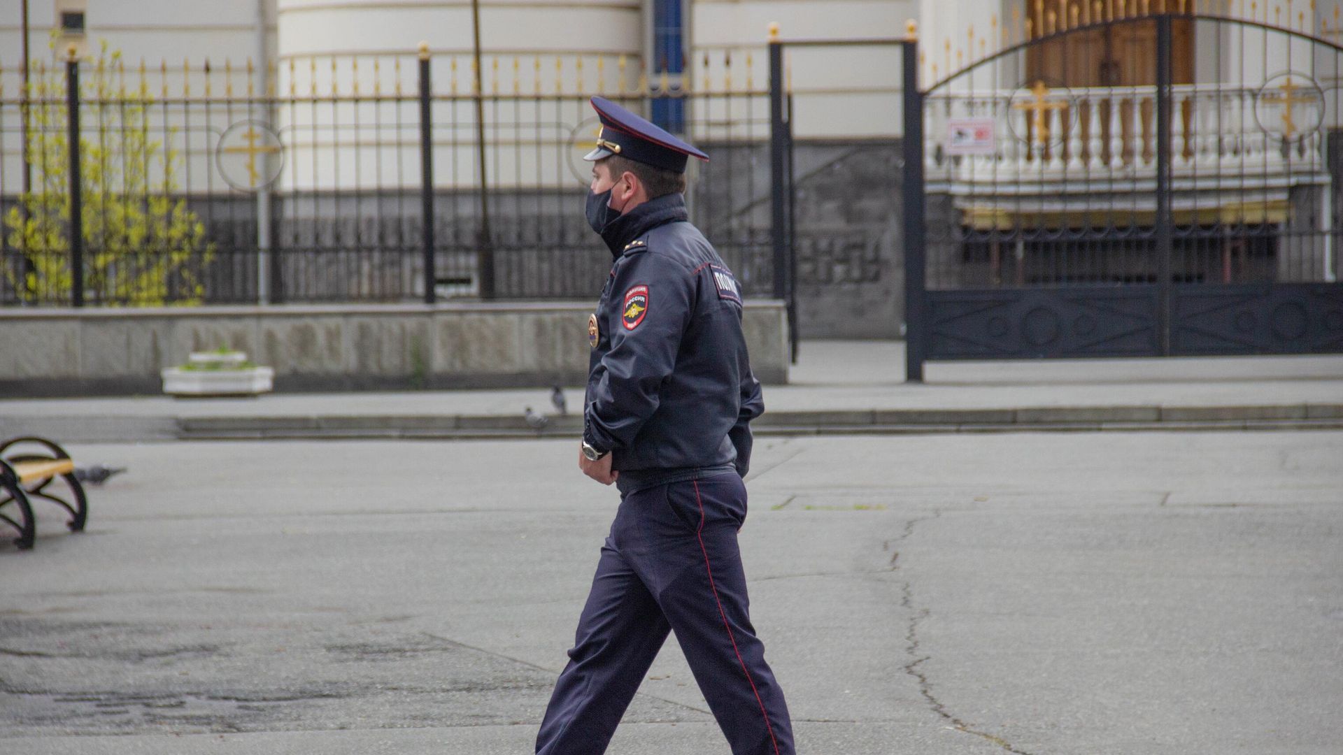 Сотрудник полиции в медицинской маске во Владикавказе Сотрудник полиции в медицинской маске во Владикавказе - РИА Новости, 1920, 09.04.2021