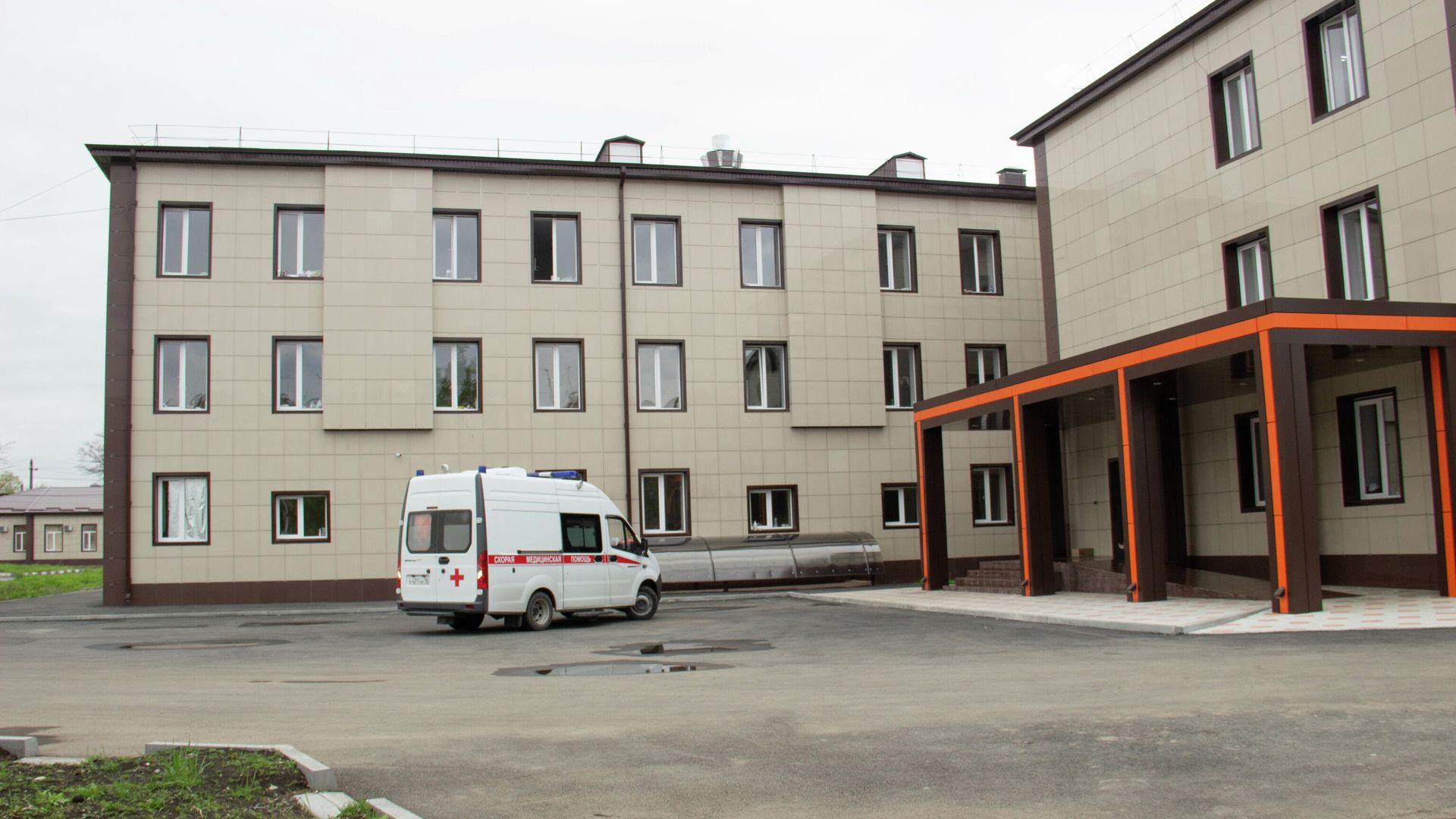 Автомобиль скорой помощи около здания клинической больницы скорой помощи во Владикавказе Автомобиль скорой помощи около здания клинической больницы скорой помощи во Владикавказе - РИА Новости, 1920, 10.08.2021