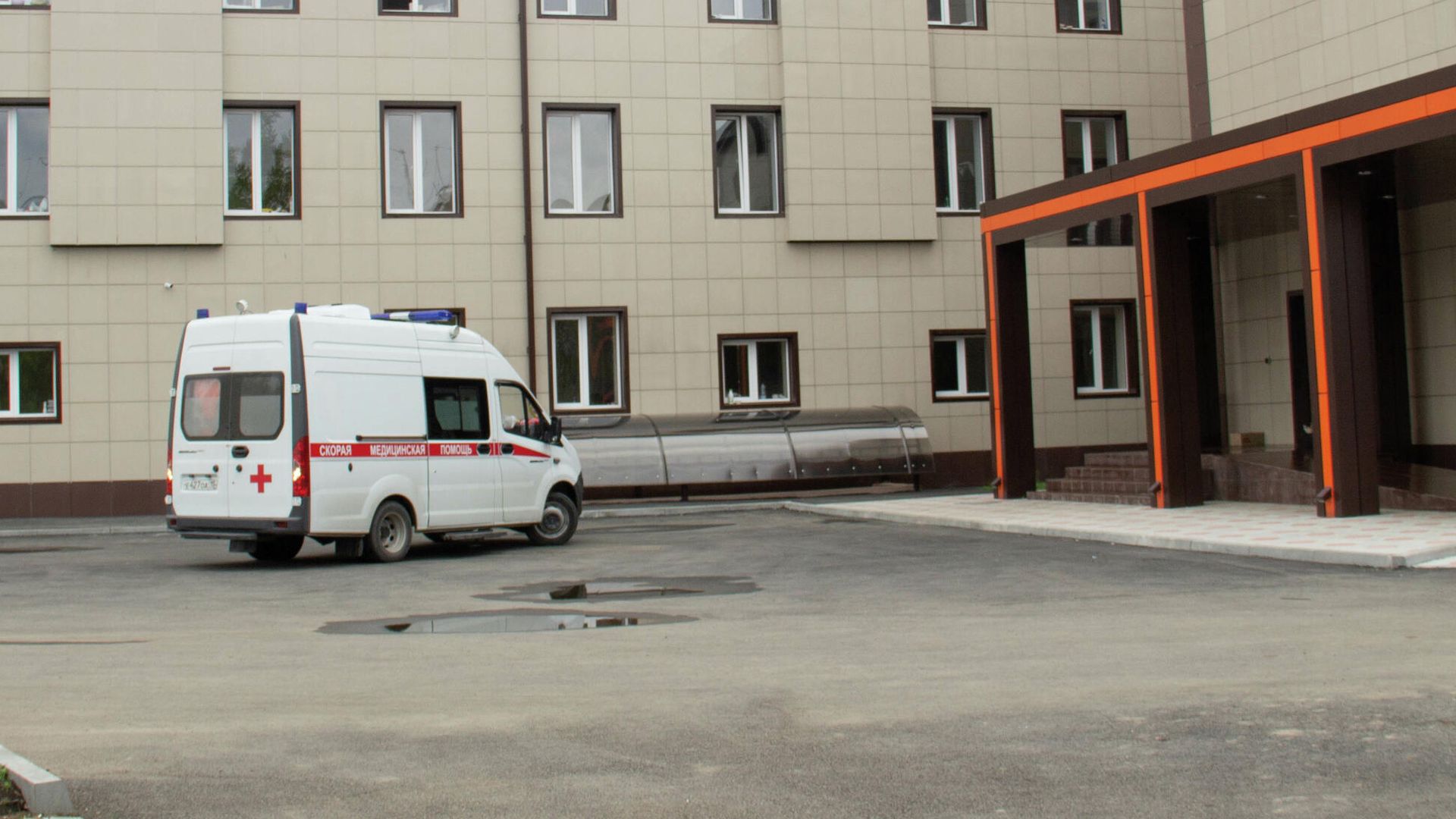 Автомобиль скорой помощи около здания клинической больницы скорой помощи во Владикавказе Автомобиль скорой помощи около здания клинической больницы скорой помощи во Владикавказе - РИА Новости, 1920, 10.08.2021