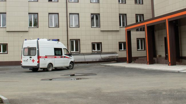 Автомобиль скорой помощи около здания клинической больницы скорой помощи во Владикавказе Автомобиль скорой помощи около здания клинической больницы скорой помощи во Владикавказе