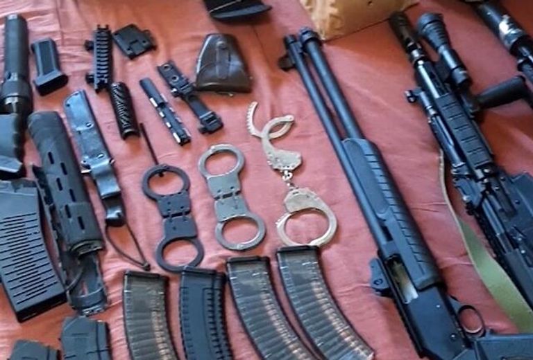 Оружие и боеприпасы, изъятые сотрудниками ФСБ в ходе обыска у членов преступной группы, причастной к восстановлению боевых свойств гражданских образцов оружия и изготовлению боеприпасов. Стоп-кадр видео