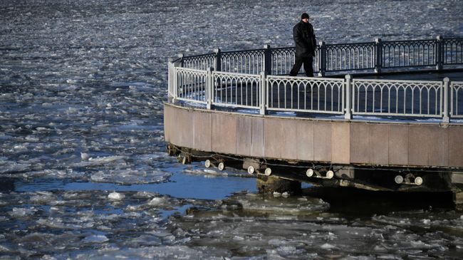 Мужчина на набережной в Москве