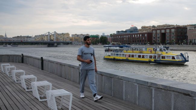 Мужчина гуляет в парке искусств Музеон на Крымской набережной в Москве