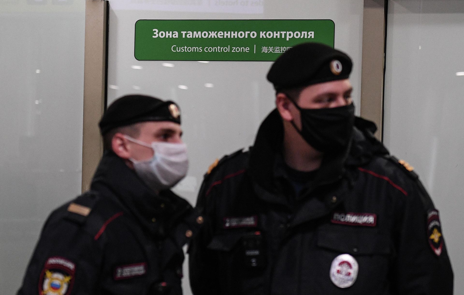 Сотрудники полиции у зоны таможенного контроля в терминале F Международного аэропорта Шереметьево Сотрудники полиции у зоны таможенного контроля в терминале F Международного аэропорта Шереметьево - РИА Новости, 1920, 30.11.2022