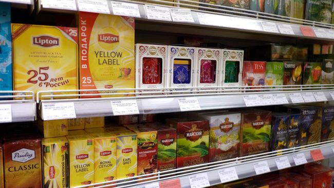 Разные сорта чая на прилавке в магазине