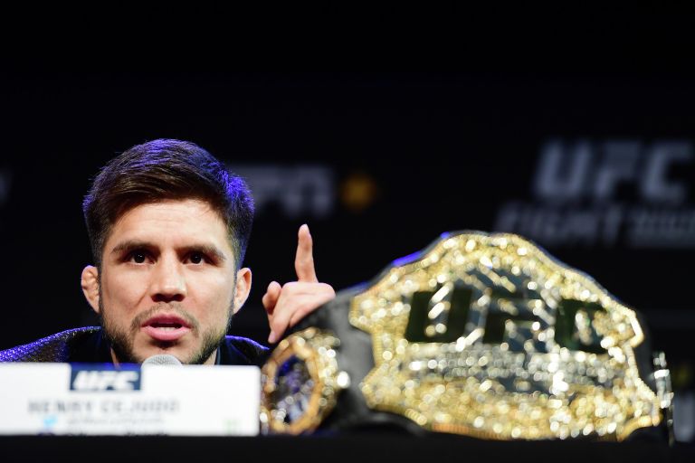 Генри Сехудо с чемпионским поясом UFC Генри Сехудо с чемпионским поясом UFC