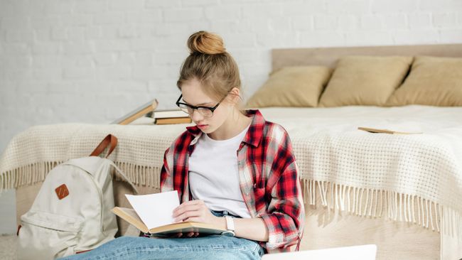 Девочка читает книгу Девочка читает книгу