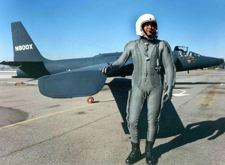 Фрэнсис Гэри Пауэрс у самолета-разведчика U-2