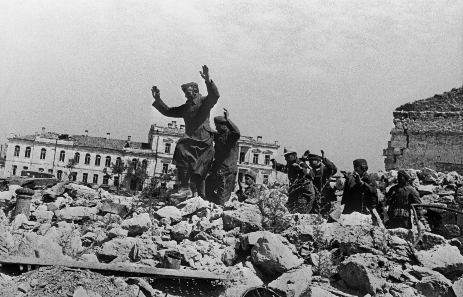 Пленные немцы на развалинах Севастополя около Графской пристани Пленные немцы на развалинах Севастополя около Графской пристани - РИА Новости, 1920, 16.12.2025