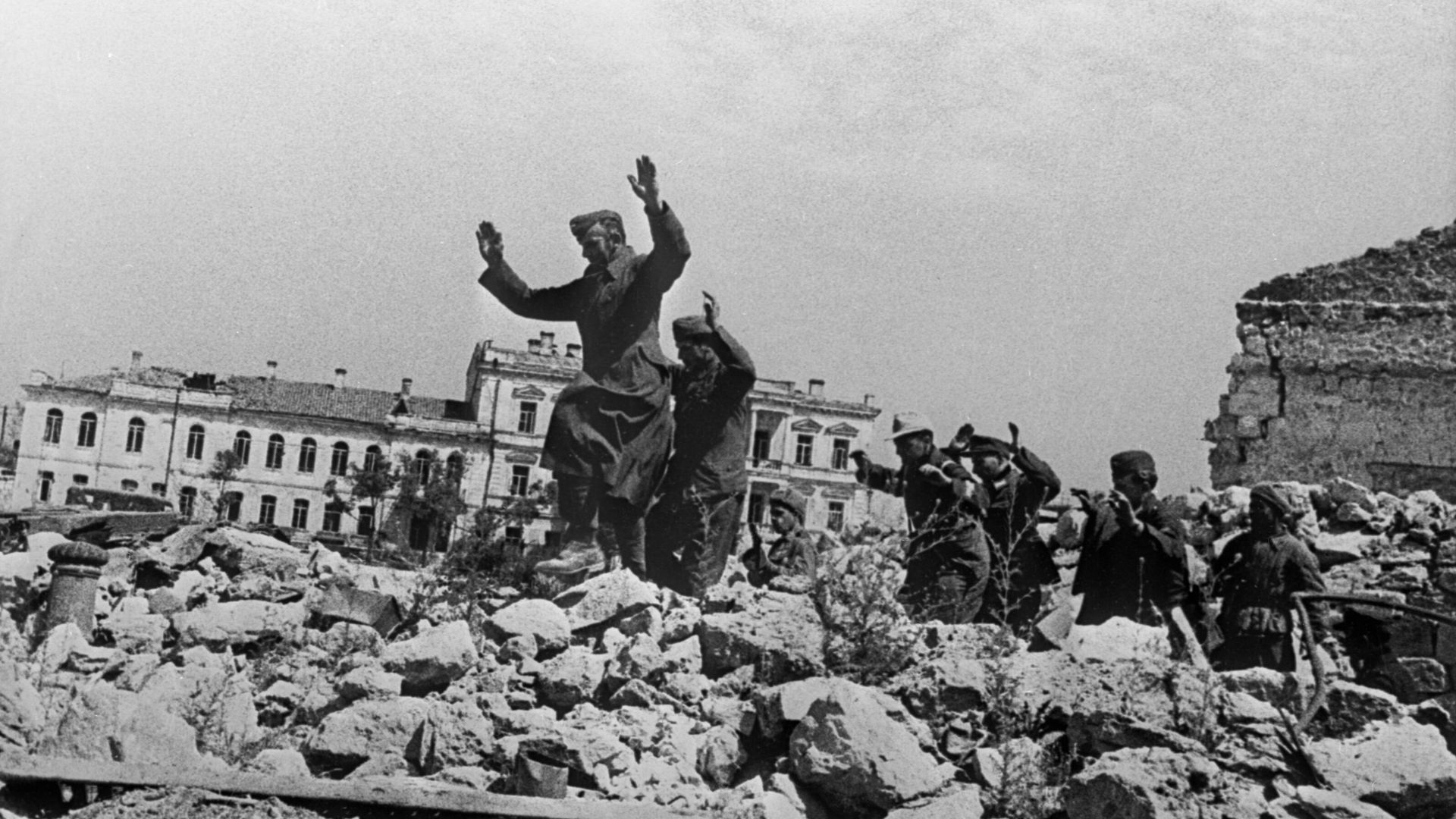 Пленные немцы на развалинах Севастополя около Графской пристани Пленные немцы на развалинах Севастополя около Графской пристани - РИА Новости, 1920, 22.06.2021
