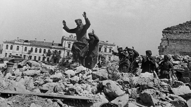 Пленные немцы на развалинах Севастополя около Графской пристани Пленные немцы на развалинах Севастополя около Графской пристани