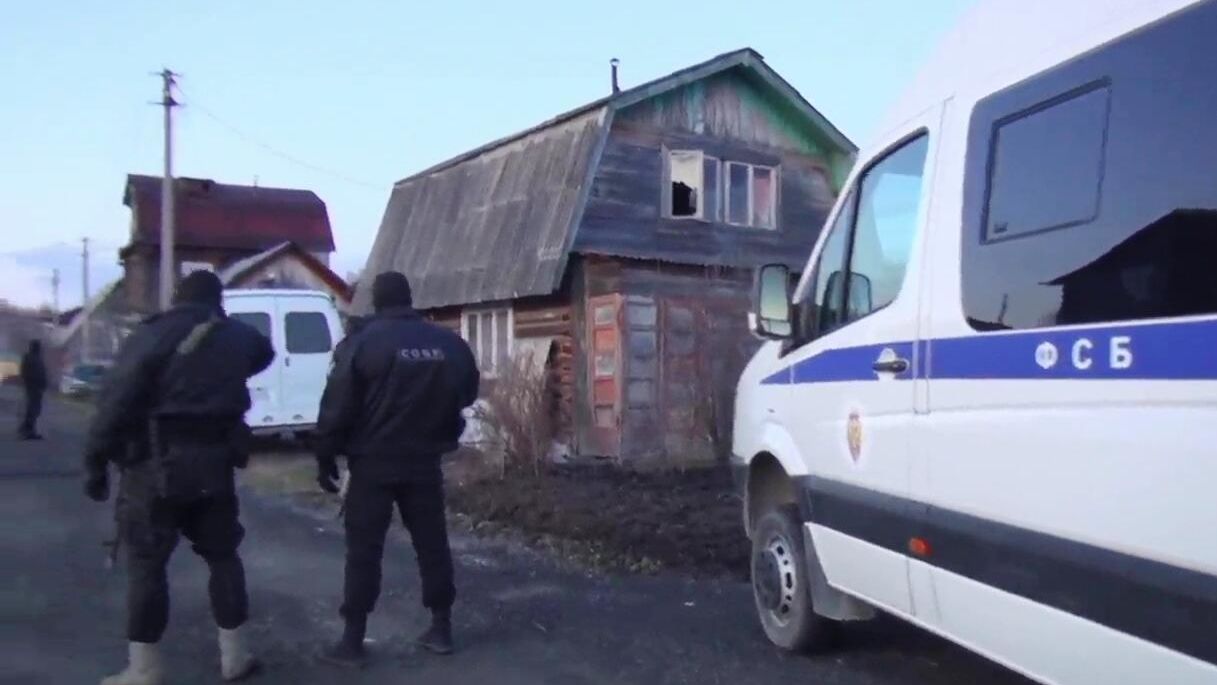Сотрудники ФСБ у частного дома в Чкаловском районе Екатеринбурга, где ночью была проведена контртеррористическая операция. Скриншот видео Сотрудники ФСБ у частного дома в Чкаловском районе Екатеринбурга, где ночью была проведена контртеррористическая операция. Скриншот видео - РИА Новости, 1920, 08.12.2020