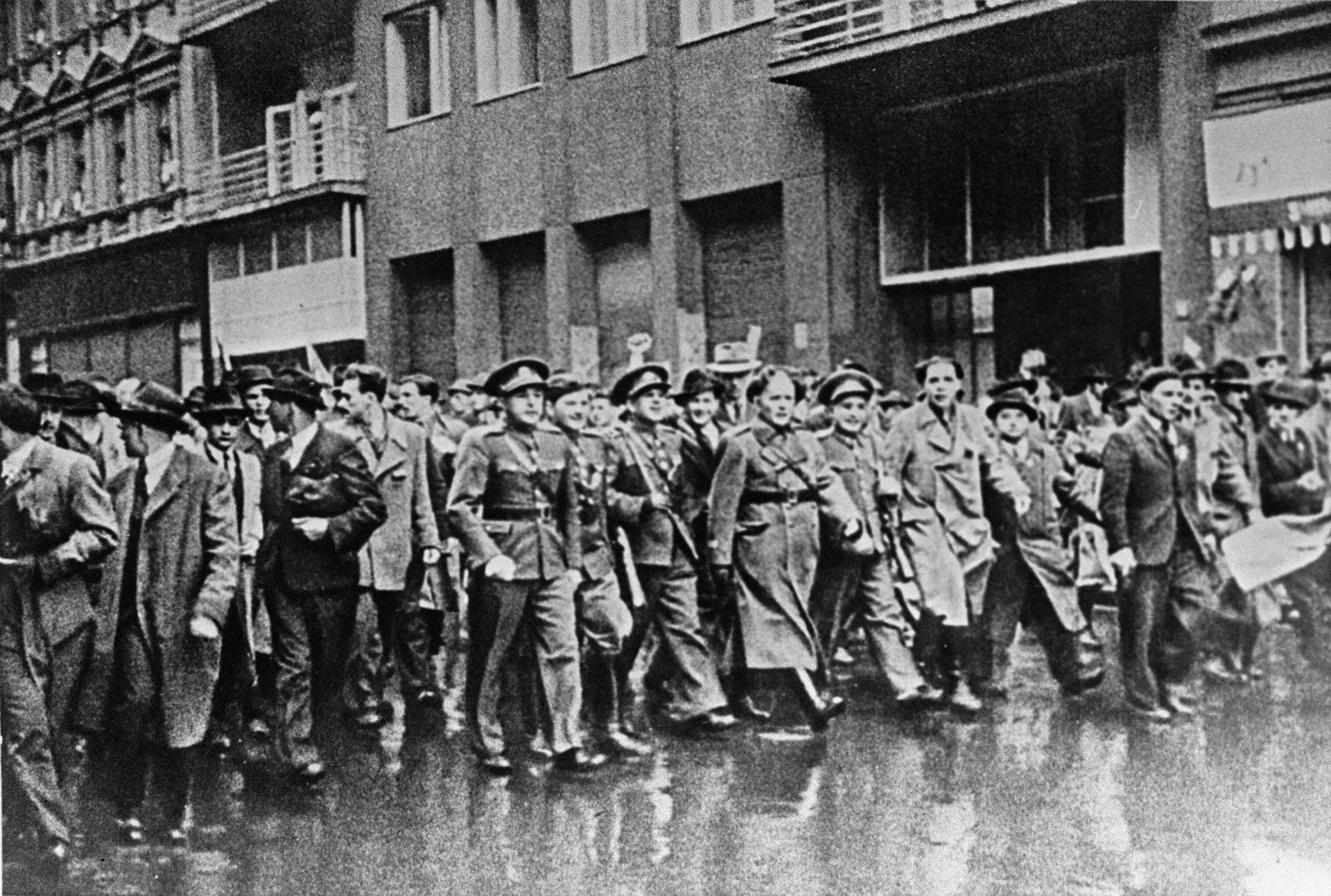 Участники Пражского восстания на улицах освобожденной войсками Красной армии столицы Участники Пражского восстания на улицах освобожденной войсками Красной армии столицы